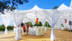 Как устроить пляжную свадьбу под шатром